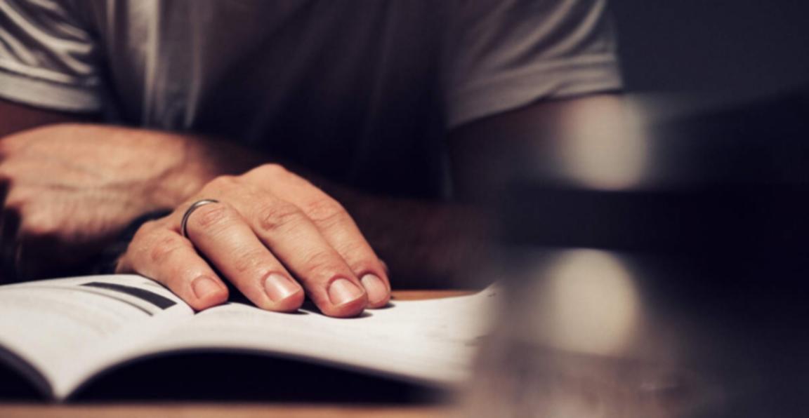 Analyse de documents financiers lors d'une session de formation pratique