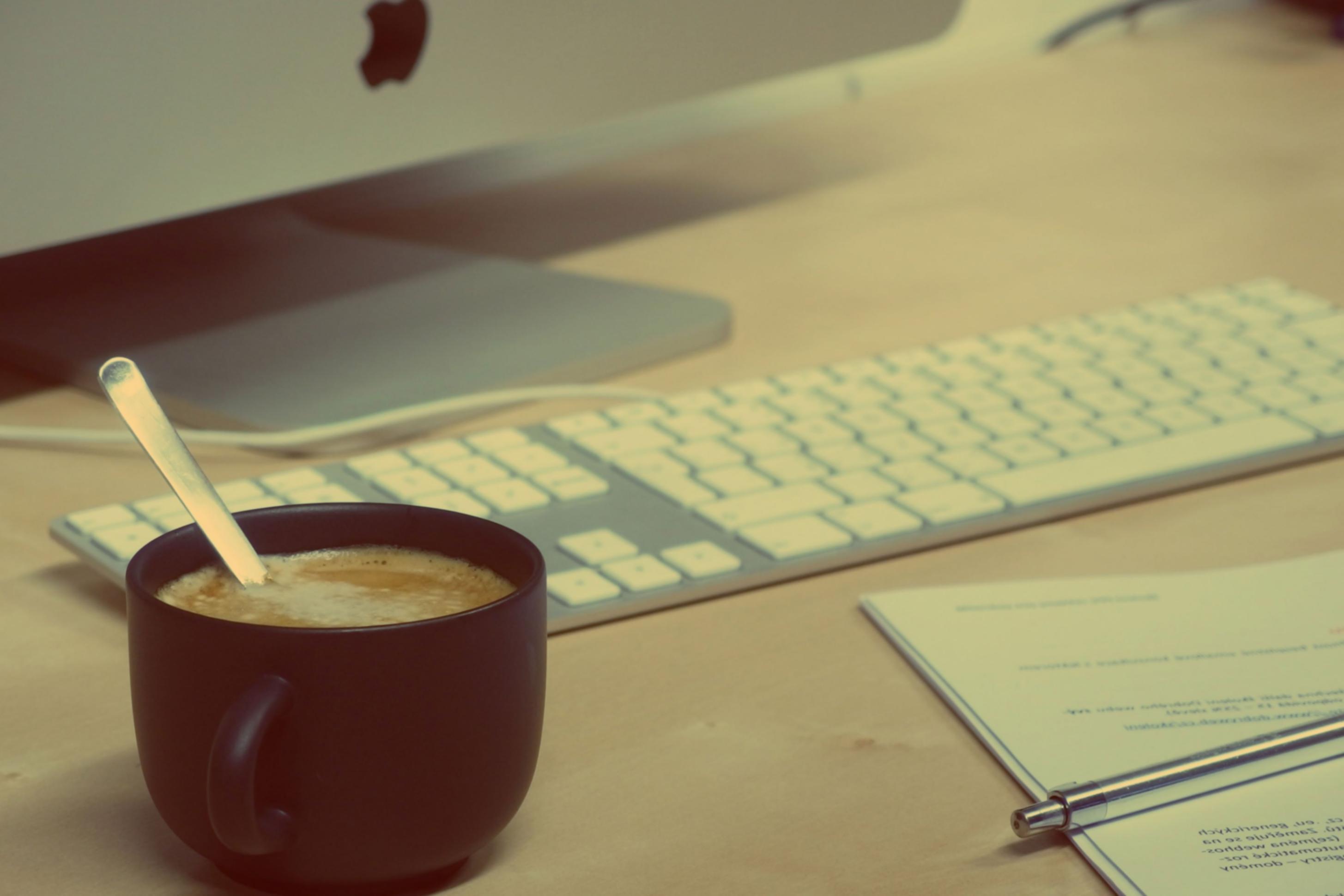 Environnement de travail d'analyse financière avec documents et outils de décision stratégique