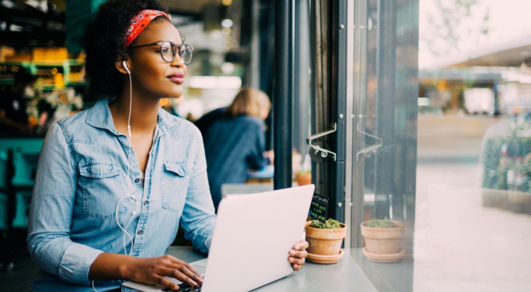 Réunion d'analyse financière avec documents et graphiques