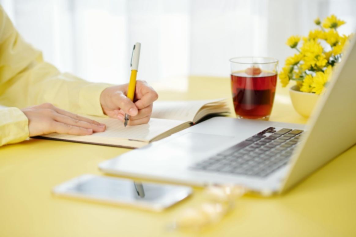 Bureau avec documents et équipement de travail